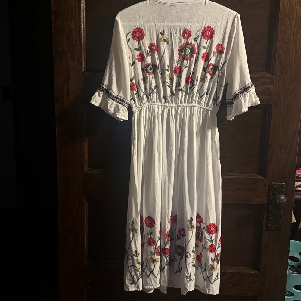 Floral Embroidered White Dress, Size M, EUC - Picture 5 of 8